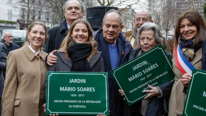 Mário Soares homenaje en París durante la inauguración del jardín con su nombre en el distrito 20.