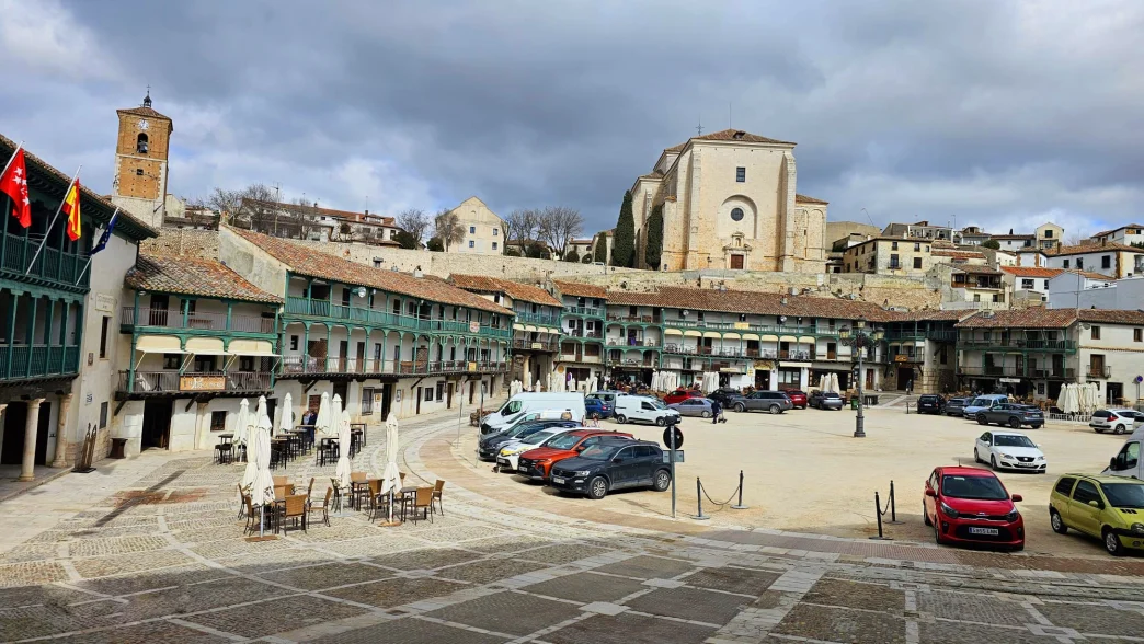 Plaza Mayor de Chinchón Madrid con balcones verdes y arquitectura medieval