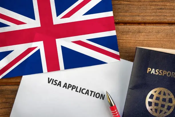 Reino Unido ciudadanos con doble nacionalidad y solicitud de visa británica con pasaporte.