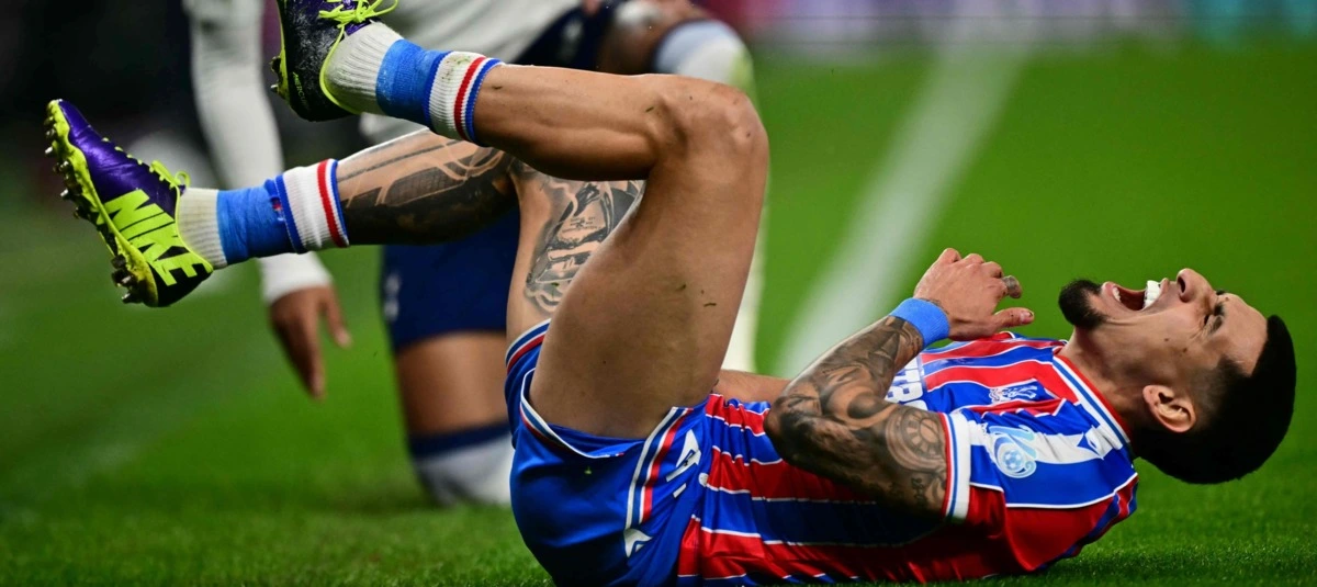 Jugador lesionado en el campo durante partido relacionado con las reglas Mundial 2026
