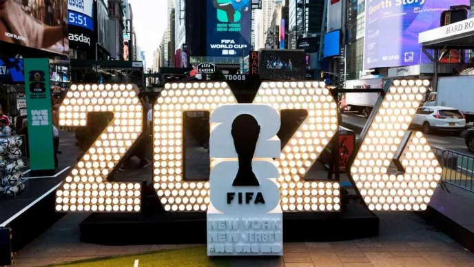 Reglas Mundial 2026 promocionadas en un evento de la FIFA en Times Square Nueva York.
