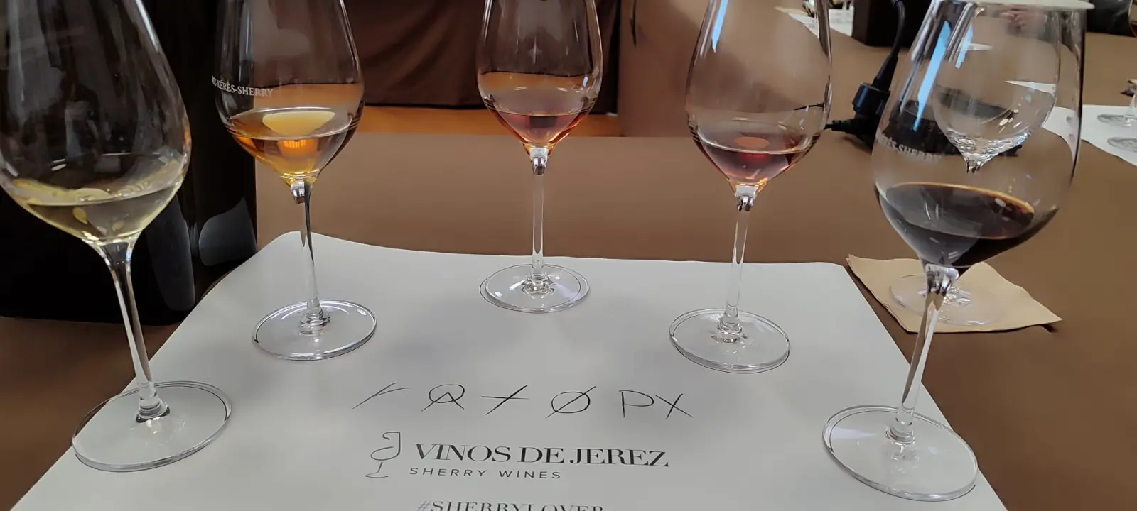 vino español de la Reina Isabel II cata en copas