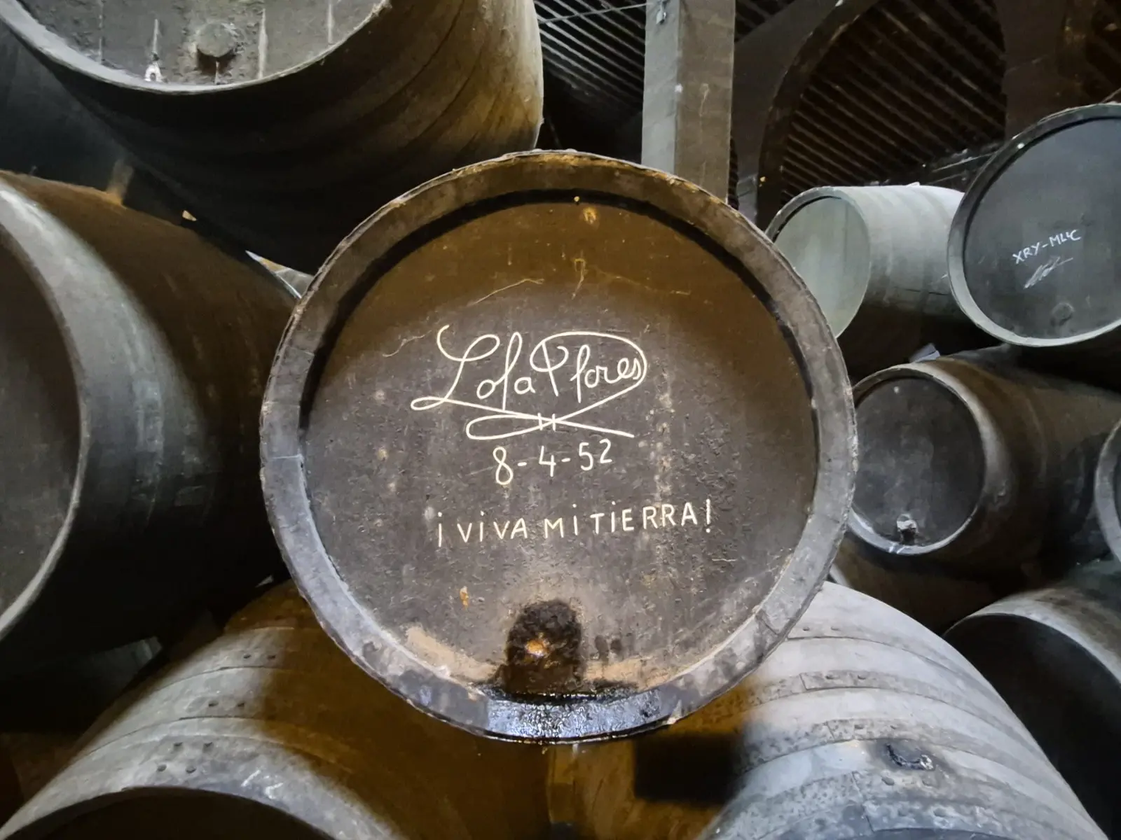 vino español de la Reina Isabel II barrica con inscripción histórica