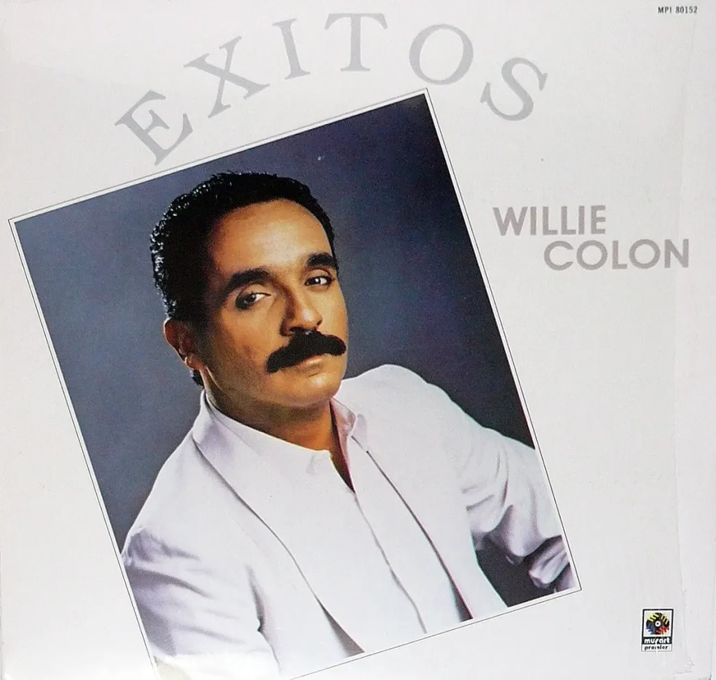 Willie Colón leyenda de la salsa en la portada del álbum Exitos.