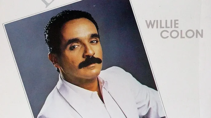 Willie Colón leyenda de la salsa en la portada del álbum Exitos.