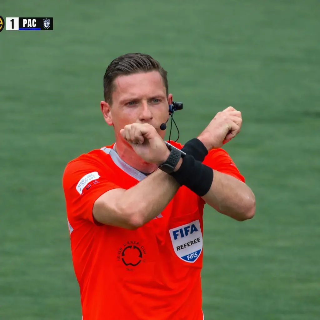 racismo fútbol UEFA árbitro François Letexier aplica protocolo con gesto X