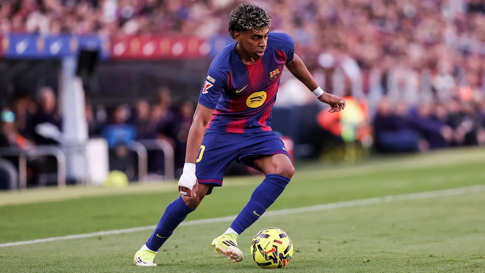 Octavos Champions League 2026 jugador del Barcelona controlando el balón en ataque.