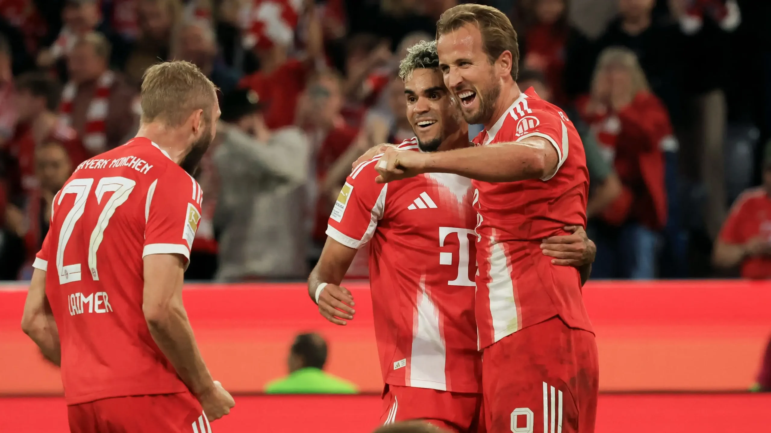 Octavos Champions League 2026 jugadores del Bayern celebran durante un partido europeo.