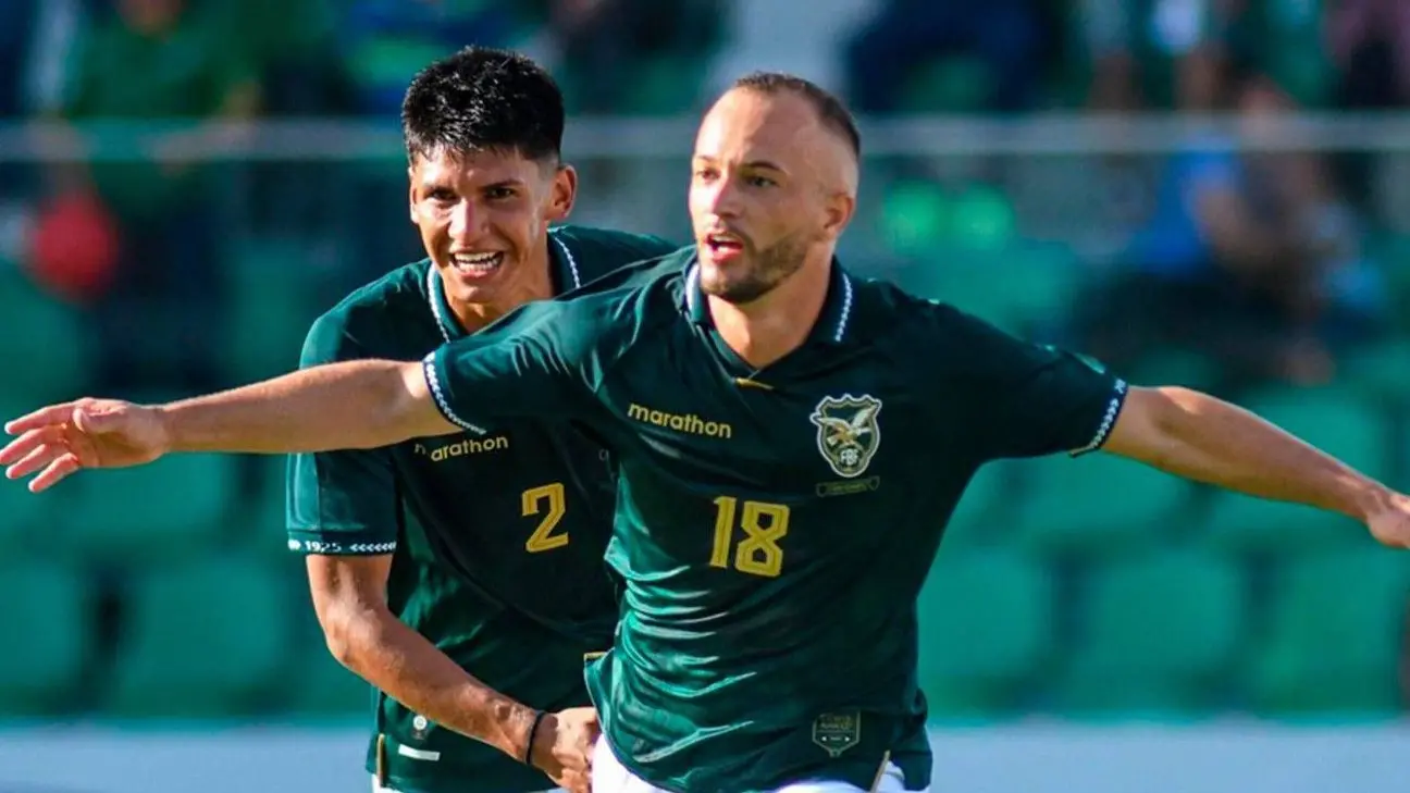 Jugadores de Bolivia repechaje mundialista 2026 celebran durante un partido.
