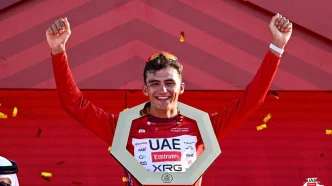 Isaac Del Toro UAE Tour campeón celebrando con el maillot rojo tras ganar la clasificación general.