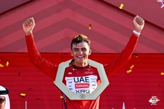 Isaac Del Toro UAE Tour campeón celebrando con el maillot rojo tras ganar la clasificación general.