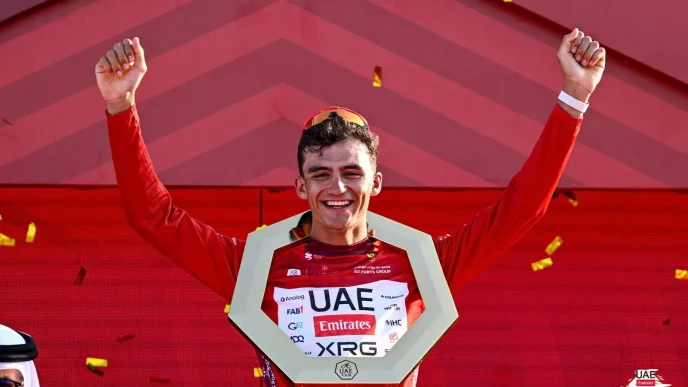 Isaac Del Toro UAE Tour campeón celebrando con el maillot rojo tras ganar la clasificación general.
