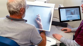 Dessintey neurorrehabilitación con terapia de espejo tecnológica aplicada a paciente en clínica.