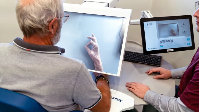 Dessintey neurorrehabilitación con terapia de espejo tecnológica aplicada a paciente en clínica.