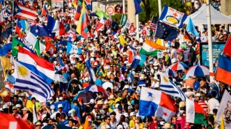 comunidad latina Reino Unido participando en una gran movilización multicultural en Londres con banderas de países latinoamericanos