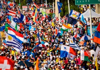 comunidad latina Reino Unido participando en una gran movilización multicultural en Londres con banderas de países latinoamericanos