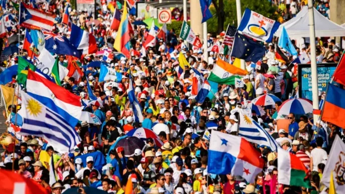 comunidad latina Reino Unido participando en una gran movilización multicultural en Londres con banderas de países latinoamericanos