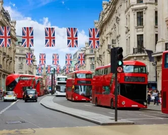 Autobuses gratis Londres con buses rojos circulando en el centro de la ciudad