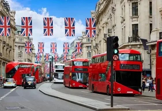 Autobuses gratis Londres con buses rojos circulando en el centro de la ciudad