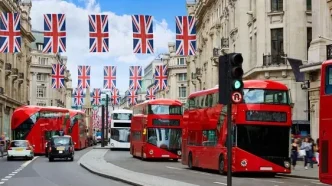 Transporte en Londres 2026 con autobuses rojos circulando por el centro de la ciudad.