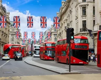 Transporte en Londres 2026 con autobuses rojos circulando por el centro de la ciudad.