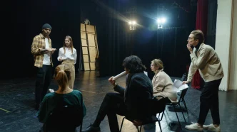 Crónicas Latinas actor en ensayo teatral en Londres