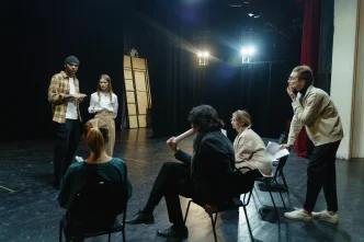 Crónicas Latinas actor en ensayo teatral en Londres