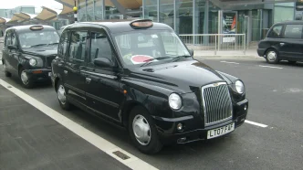 Londres con los taxis más caros muestra taxis negros estacionados frente a una terminal moderna