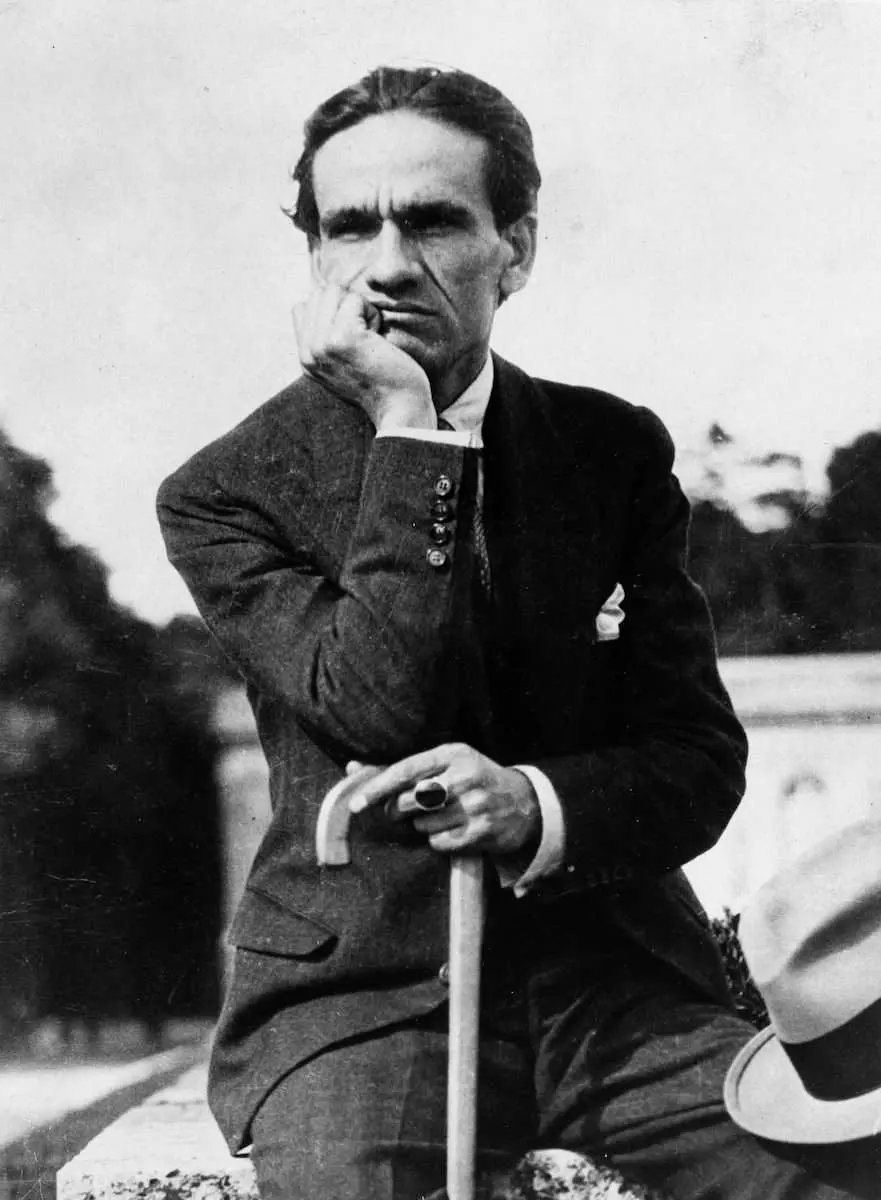 Natalicio César Vallejo retrato del poeta peruano con bastón