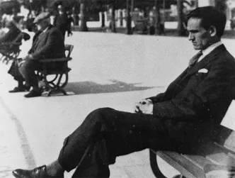 Natalicio César Vallejo retrato del poeta sentado en un banco en Europa