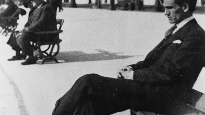 Natalicio César Vallejo retrato del poeta sentado en un banco en Europa