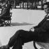 Natalicio César Vallejo retrato del poeta sentado en un banco en Europa
