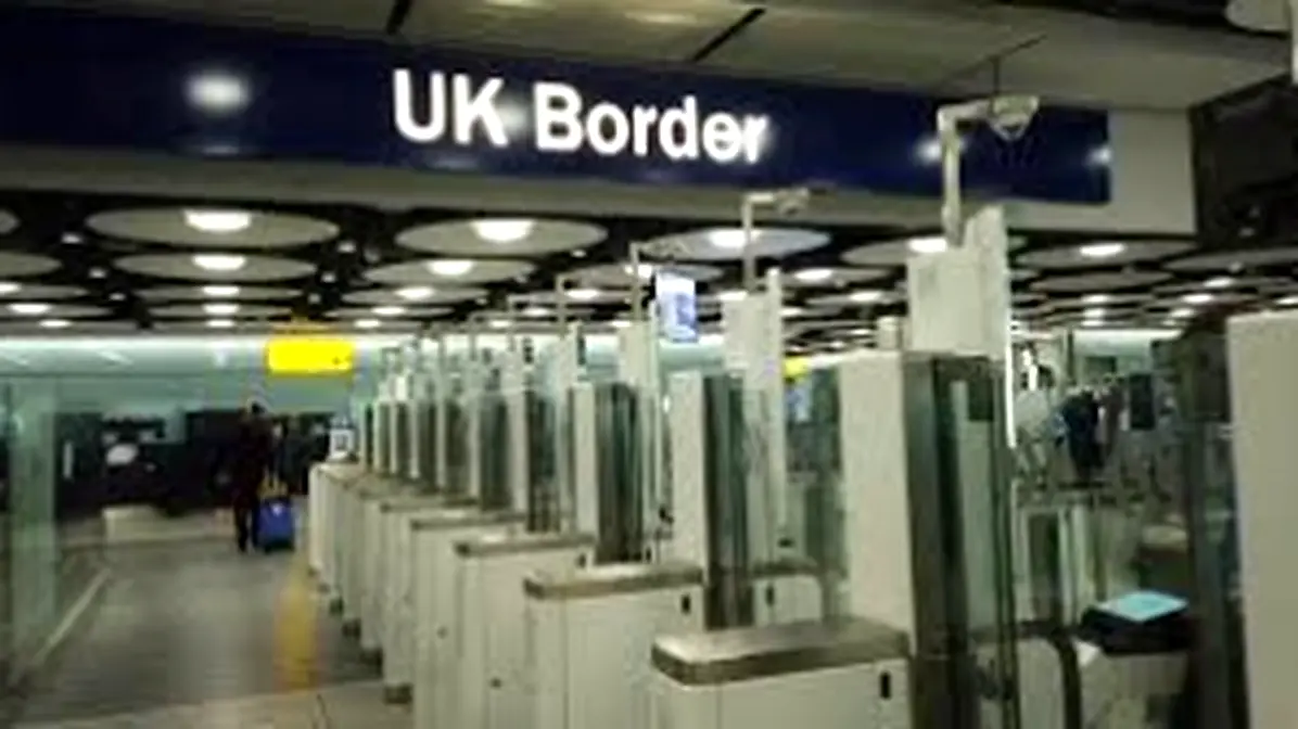 Reino Unido ciudadanos con doble nacionalidad en control migratorio del aeropuerto Heathrow.