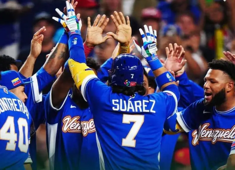 Venezuela campeón béisbol jugadores celebran tras hit de Suárez