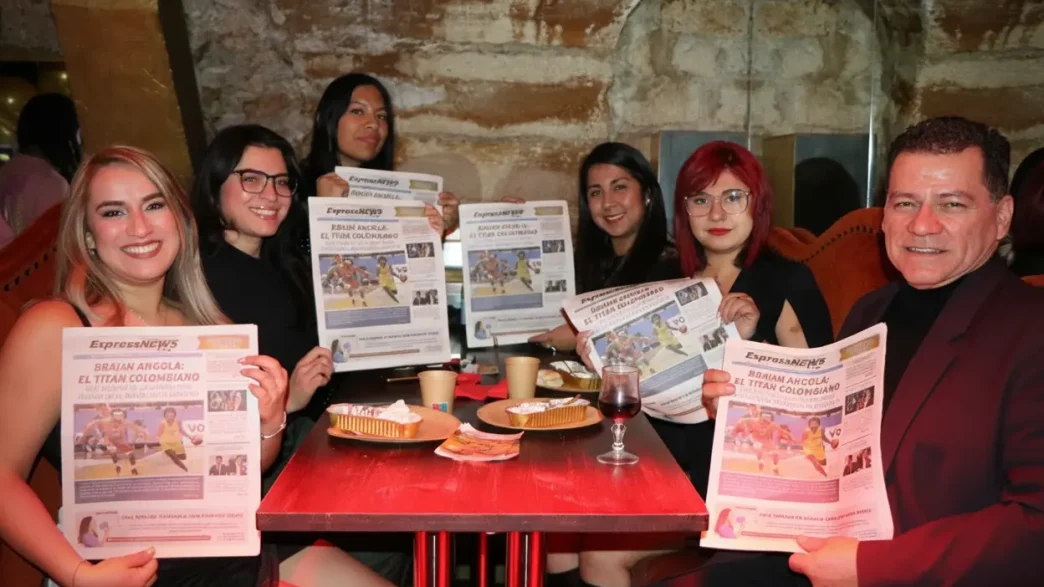 Alianza RTD y Paris City Paper equipo editorial en evento en París