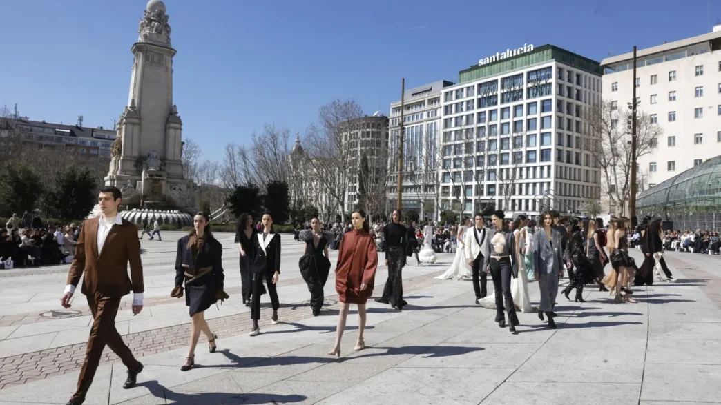 Semana de la Moda en Madrid desfile en Plaza de España con modelos
