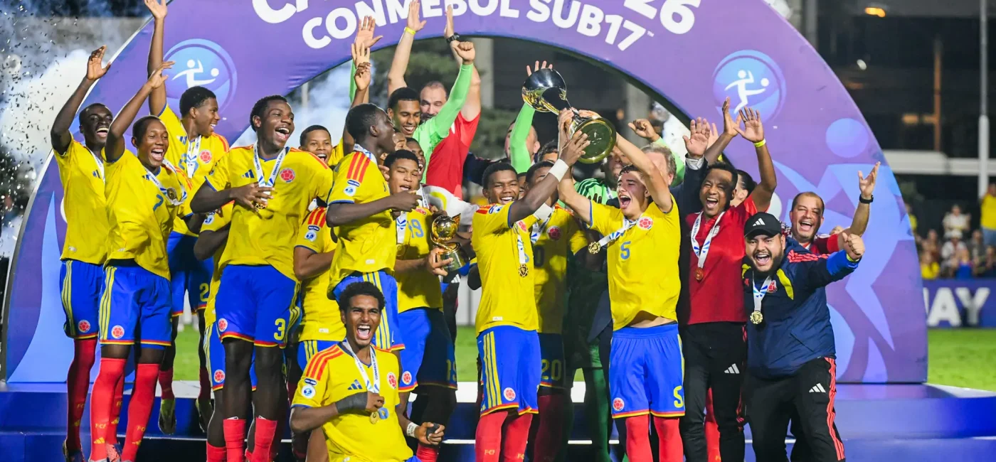 Colombia Sub 17 campeona celebrando el título con el equipo completo en Paraguay