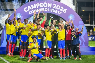 Colombia Sub 17 campeona celebrando el título con el equipo completo en Paraguay