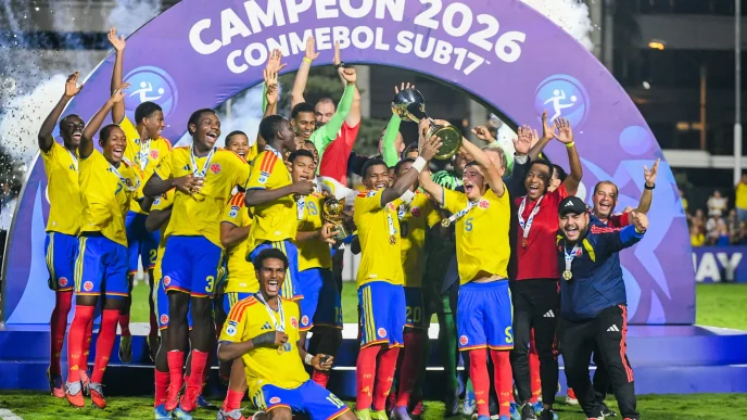 Colombia Sub 17 campeona celebrando el título con el equipo completo en Paraguay