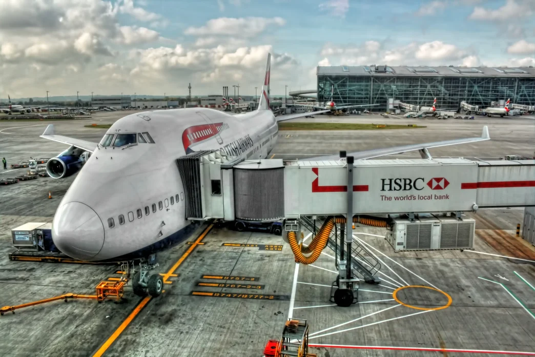 vuelos Reino Unido caros avión estacionado en aeropuerto con pasarela de embarque
