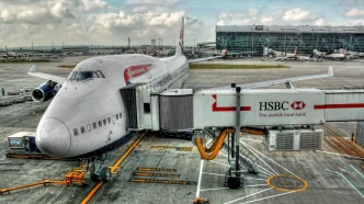 vuelos Reino Unido caros avión estacionado en aeropuerto con pasarela de embarque