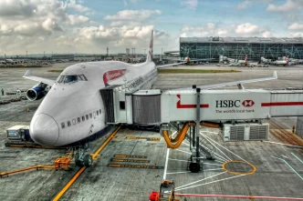 vuelos Reino Unido caros avión estacionado en aeropuerto con pasarela de embarque