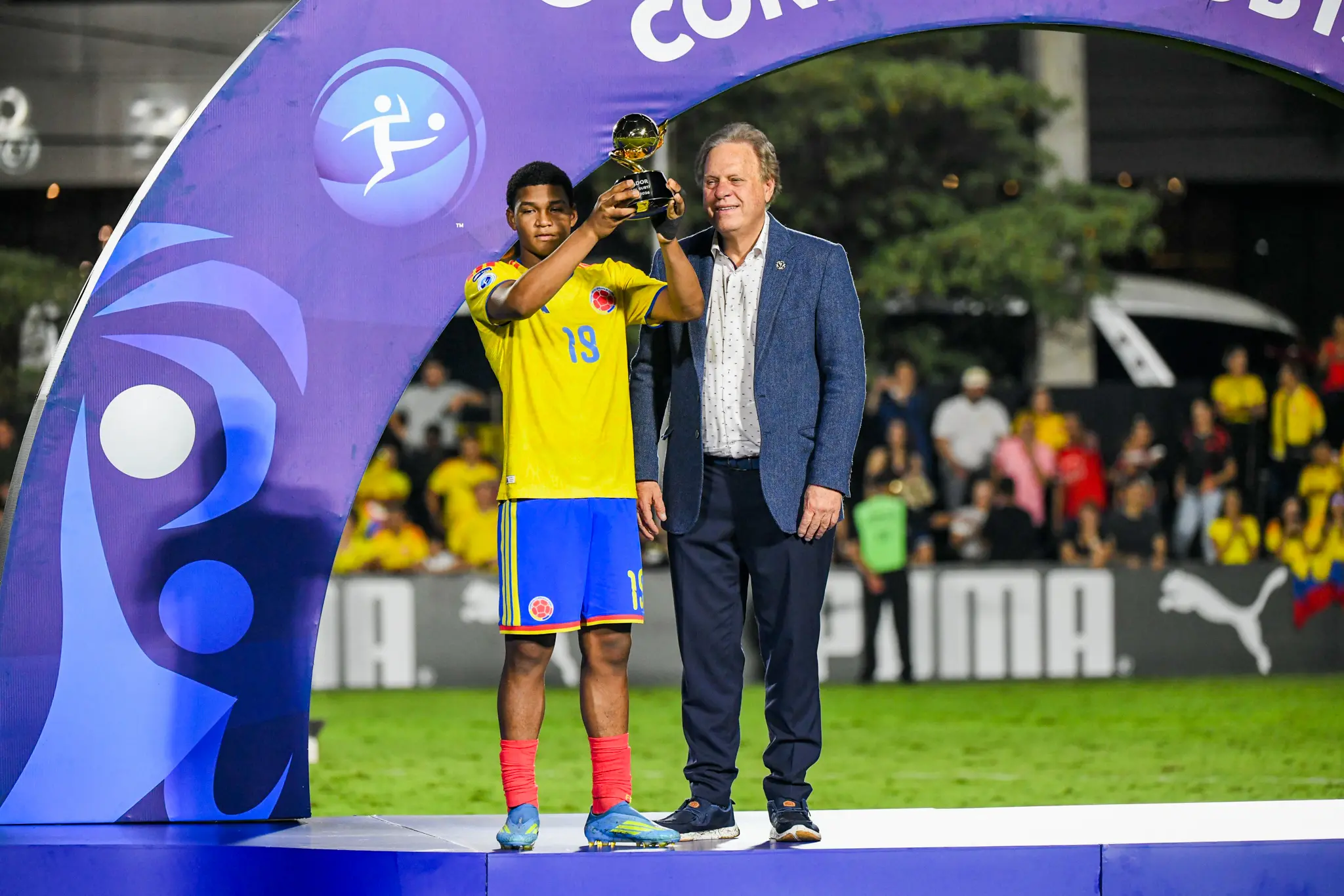 Colombia Sub 17 campeona levantando el trofeo del Sudamericano 2026 en Paraguay