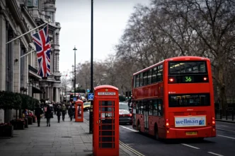 huelga transporte Londres con autobús rojo circulando en una avenida principal de la capital británica