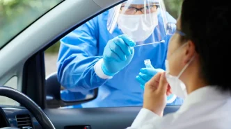 pausa en pandemia prueba COVID desde el automóvil con personal sanitario