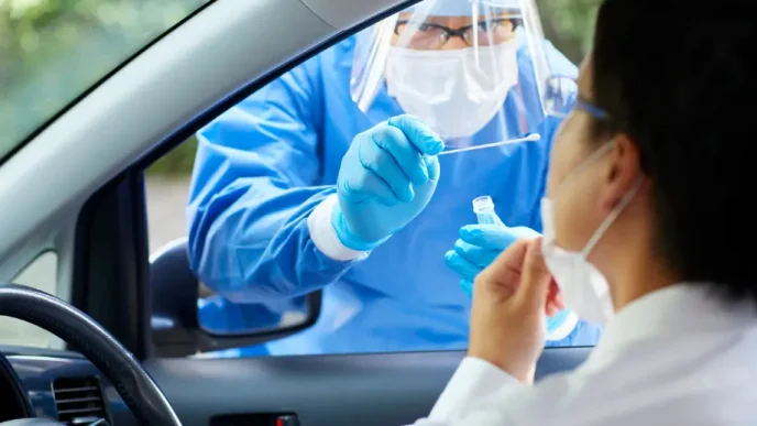 pausa en pandemia prueba COVID desde el automóvil con personal sanitario