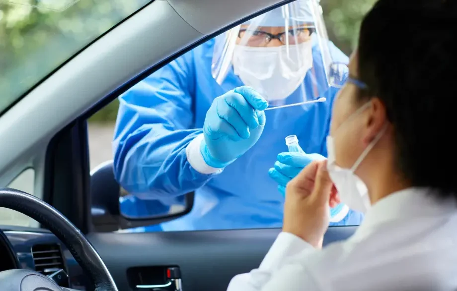 pausa en pandemia prueba COVID desde el automóvil con personal sanitario