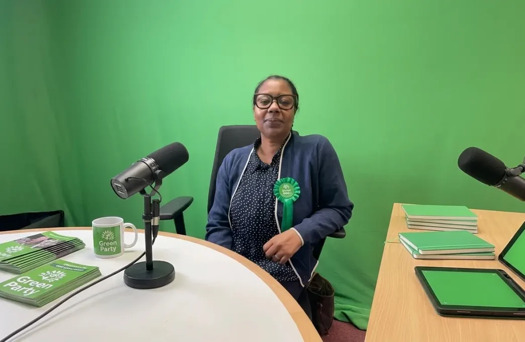 Dina Baptista-Mendes candidata Islington en estudio con distintivo del Partido Verde en Londres