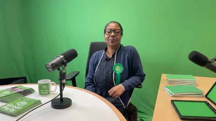 Dina Baptista-Mendes candidata Islington en estudio con distintivo del Partido Verde en Londres