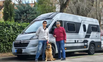 Viaje por Europa de una familia cusqueña junto a su camper o castillo rodante y su perra Lilu.